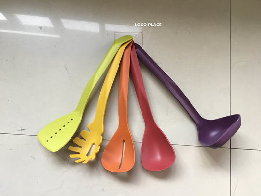 가을 계절 필수품 스마트 요리를 위해 부엌 혼합 도구와 나일론 가구 구입